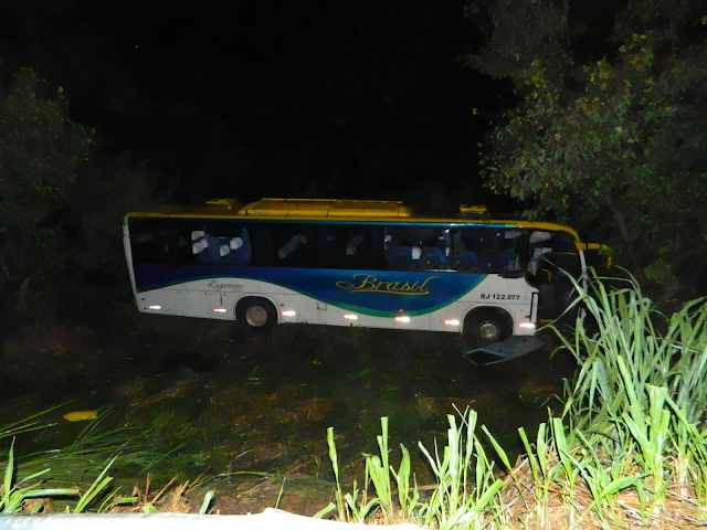 Ônibus cai em ribanceira, entre Itaperuna e Italva, e passageiros ficam feridos