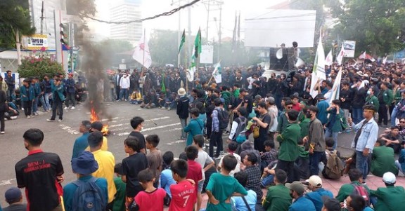 Ratusan Mahasiswa Aliansi Lampung Memanggil Demo DPRD Lampung