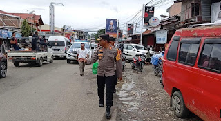 Kapolres Toraja Utara, AKBP Eko Suroso Turun Langsung Urai Kemacetan Jelang Malam Natal
