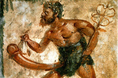  O povo de Pompeia acreditava que Priapus era um  deus muito poderoso, o símbolo fálico aparecia com abundância em formas gigantes nas pinturas interiores das paredes das casas de habitação, em estatuetas, objectos domésticos tais como candeias de óleo, tigelas e até nas pernas das mesas. Este simbolismo era protetivo e não sexual.