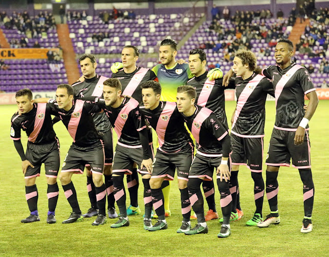 📸RAYO VALLECANO DE MADRID 📆28 enero 2017 ⬆️Dorado, Amaya, Paulo Gazzaniga, Miku, Baena y Manucho. ⬇️Fran, Nacho, Quini, Aguirre y Embarba. REAL VALLADOLID C. F. 2 🆚 RAYO VALLECANO DE MADRID 1 Sábado 28/01/2017, 20:00 horas. Campeonato de Liga de 2ª División, jornada 23. Valladolid, estadio Municipal José Zorrilla: 8.406 espectadores. GOLES: ⚽0-1: 3’, Manucho. ⚽1-1: 62’, José Arnáiz. ⚽2-1: 66’, Juan Villar.