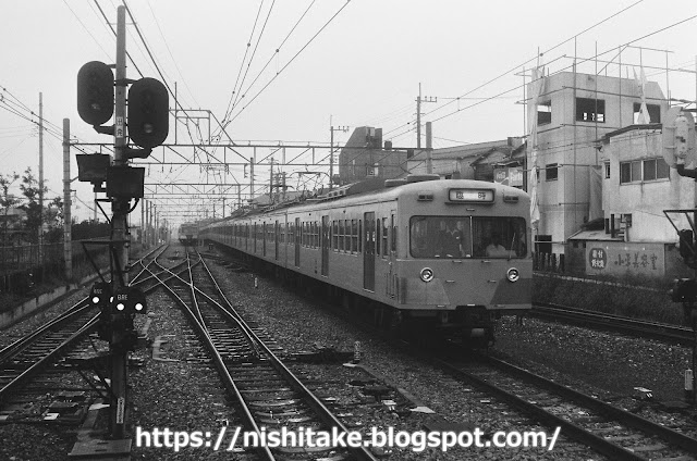 西武新宿発西武球場前行の701系ほかによる10両臨時列車。　1982.9.19　小平