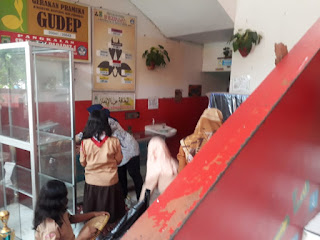 Kerja Bakti Membersihkan Lemari Piala di SDN Parapat 1