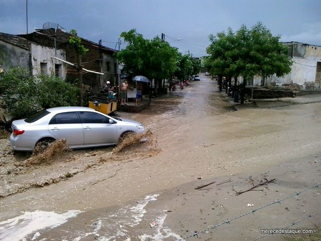 Chove forte em Santa Cruz do Capibaribe neste dia de Natal