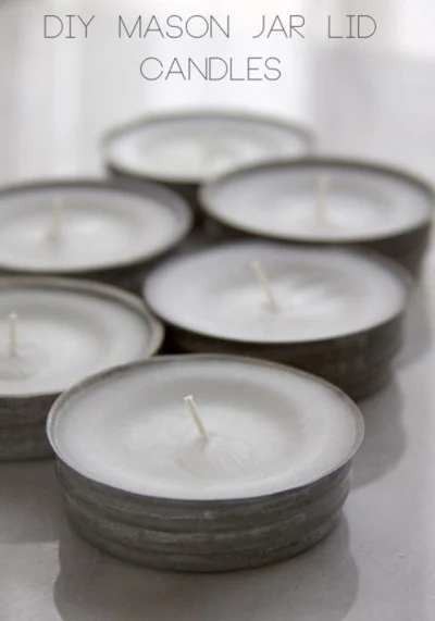 Kalau ingin tempat lilin yang lebih sederhana, bisa langsung lelehkan lilin pada tutup toples seperti ini. Dan jadilah mason jar lid candles.