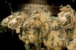 www.fertilmente.com.br - Além de cavalaria, o exército também contava com carruagens de batalha e uma carruagem toda em Bronze, acredita-se, que para o Imperador