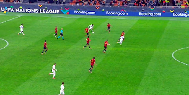 La clara posición de fuera de juego de Mbappé al recibir el pase que propició el gol. SELECCIÓN DE ESPAÑA 1 SELECCIÓN DE FRANCIA 2. 10/10/2021. Liga de Naciones de la UEFA, final. Milán, Italia, estadio de San Siro. GOLES: 1-0: 64’, Mikel Oyarzabal. 1-1: 66’, Karim Benzema. 1-2: 80’, Kylian Mbappé.