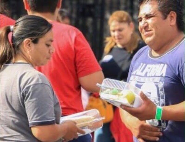 Acarreados del PRI-Toluca al #Grito enferman de diarrea por tortas en mal estado.