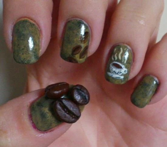 Unhas decoradas com motivos de café e chocolate quente / foto: Huffington Post
