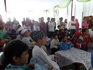 Kak Tony Sahabat Dongeng di Khitanan Masal Pertamina Pusat