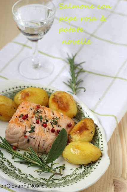 Salmone con pepe rosa ed erbe aromatiche e patate novelle al forno