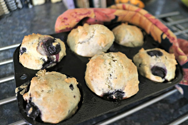 Blueberry muffin in cast iron 