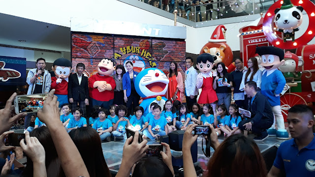 ...With Doraemon Kids, the afternoon's host Aisaku, and Modern heroes- Doctor of Medicine Dr.  judith Herrera, Animal Welfare Advocate Anna Cabrera, GoShare Foundation Humanitarian Missions Carmeli Gonzales, and Gift Giver and sharing Doraemon to the less fortunate for 10 years Rochelle Silva. 