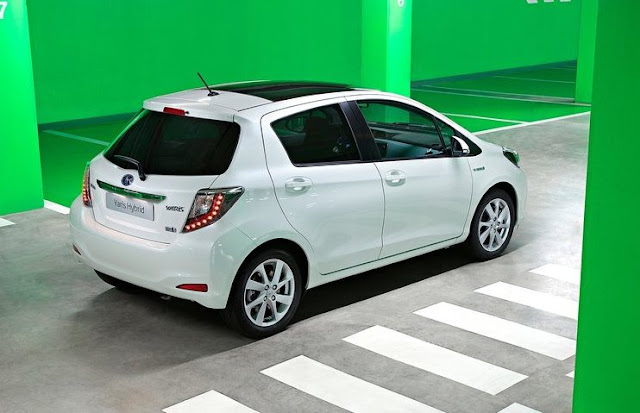 Toyota Yaris Hybrid 2013 images