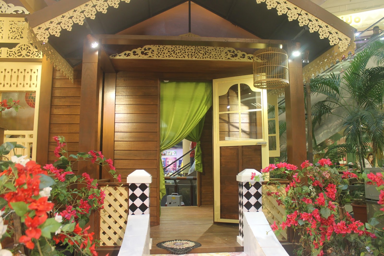  Meriahnya Syawal di 1 Utama Enchanted Life Begins