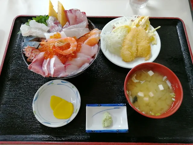 長崎水産食堂の特盛海鮮丼