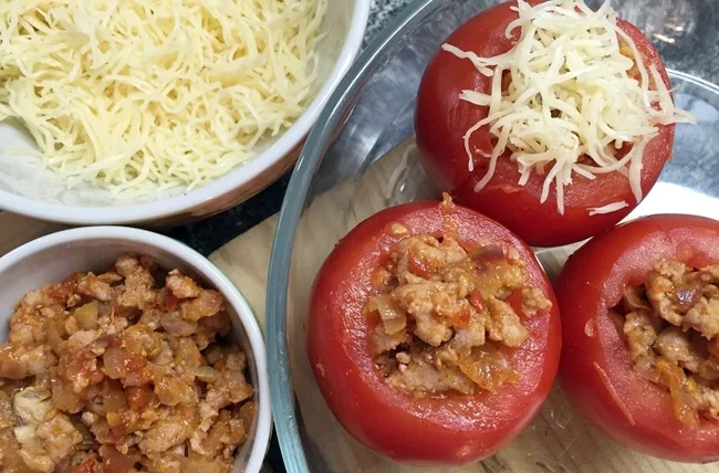 Tomates rellenos de setas y carne