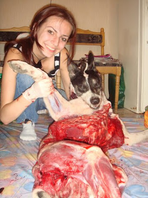 Gadis+masak+anjing1 Gambar Wanita Cantik Tapi Sangat Kejam Bunuh Anjing Buat Sup
