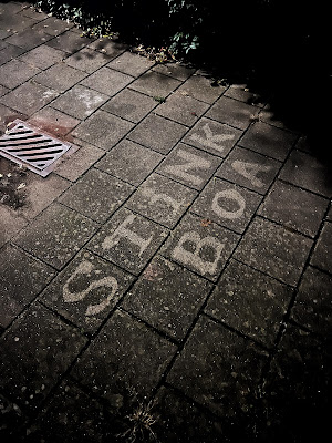 De letters 'STiNK BOA' op straattegels