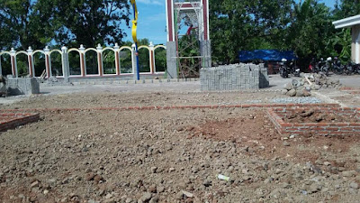 Pemasangan Paving Block di Taman Masjid Patung Mangga Indramayu