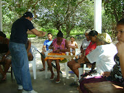 Dona Maria mostrando seu potencial em trançar palha. (dsc )