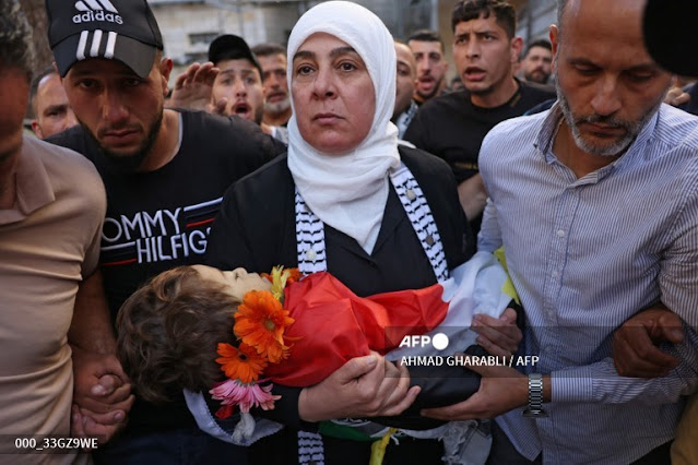 Mohamed El-Tamimi's funeral , little Mo carried by his mom