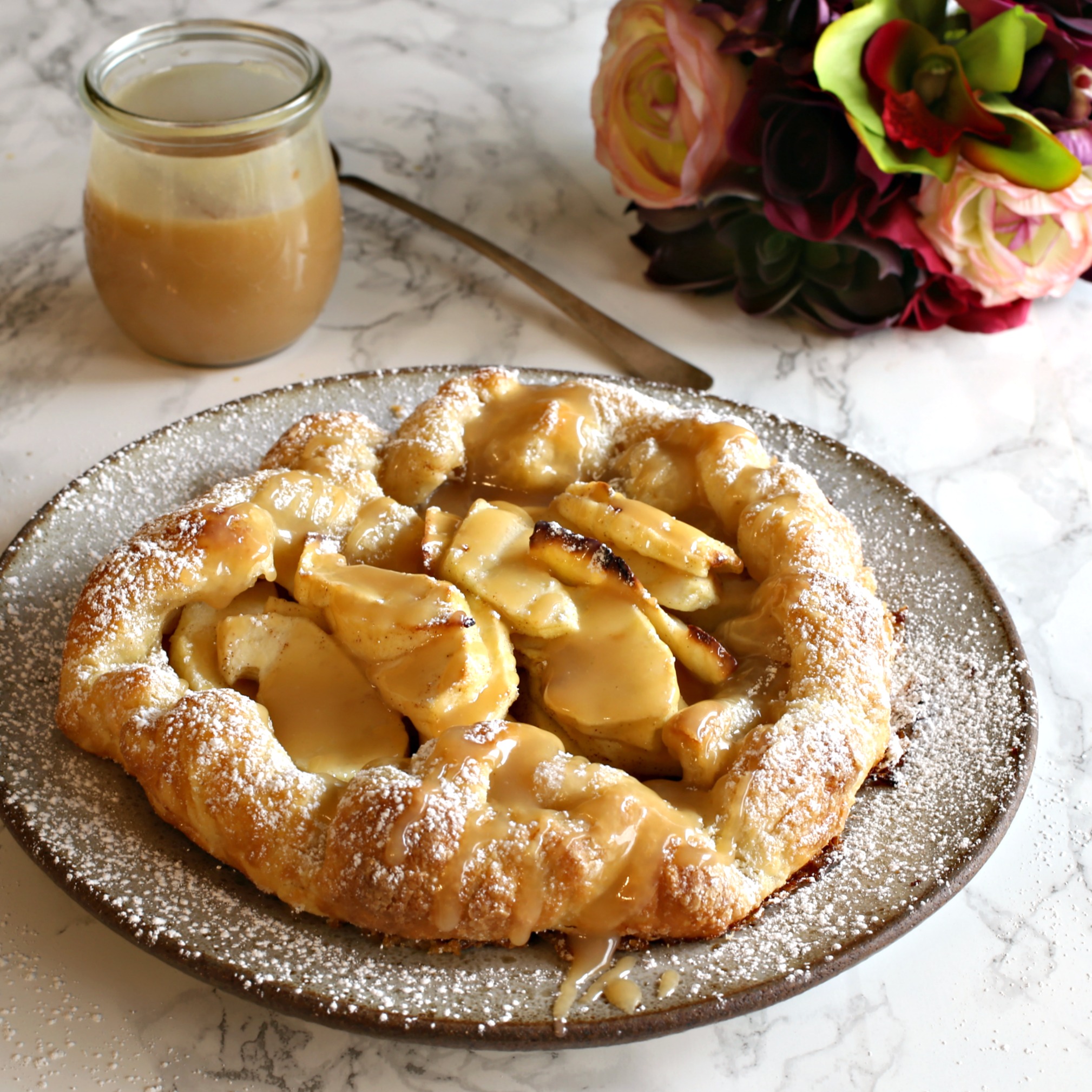 Recipe for an apple dessert in puff pastry with tahini caramel sauce.