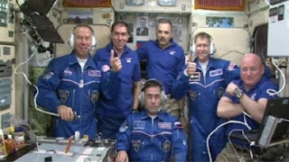 رائد الفضاء البريطاني تيم بيك يبدأ إقامته في محطة الفضاء الدولية