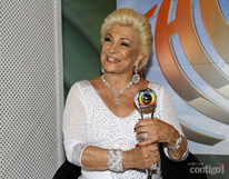 Hebe recebe premio no faustão