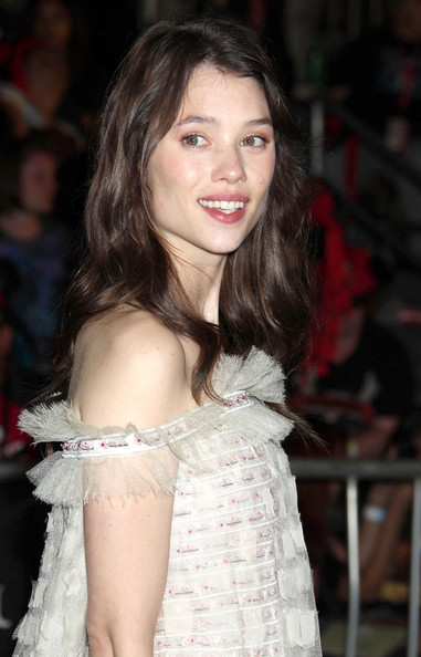 astrid berges frisbey wallpaper