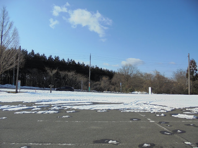 大山ガーデンプレイスの駐車場に雪が残っていました