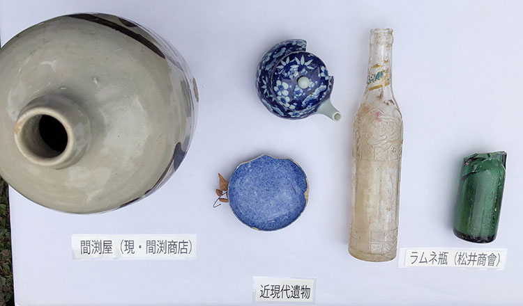 浜松城跡地から発掘された近現代遺物にはラムネやサイダーの瓶も見られる（2018年11月3日撮影）
