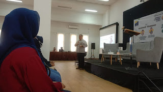 Kepala Seksi Pelayanan KPP Pratama Bandung Cibeunying menjelaskan APBN kepada mahasiswa Fakultas Ekonomi Universitas Adhirajasa Reswara Sanjaya (ARS University) di Bandung, (Selasa, 24/1)