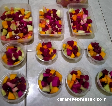 Masukkan potongan buah ke wadah dengan berbagai ukuran cup salad buah