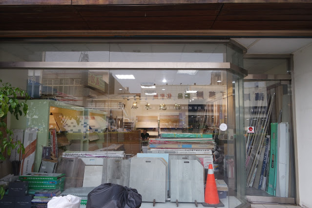位於新竹市中華路的瑞士勁厚木地板專門店，專營德國EGGER、CLASSEN、瑞士超耐磨拼接木地板，提供卡扣地板、專業施工與免費丈量服務，打造高質感耐用空間，居家與商業空間首選。