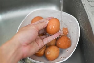 ¿Lavas los huevos antes de cocinarlos? No lo hagas porque es peligroso