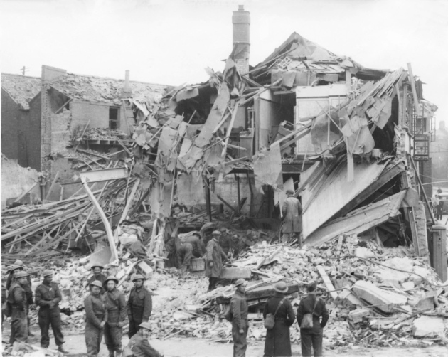 8 April 1941 worldwartwo.filminspector.com Blitz damage
