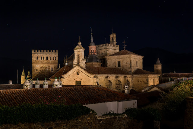 El monasterio, desde la calle Marqués de la Romana :: Canon EOS5D MkIII | ISO100 | Canon 17-40@40mm | f/5.0 | 30s (tripod)