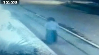 Video: Una inquietante mujer 'fantasma' se pasea de noche por Bogotá  