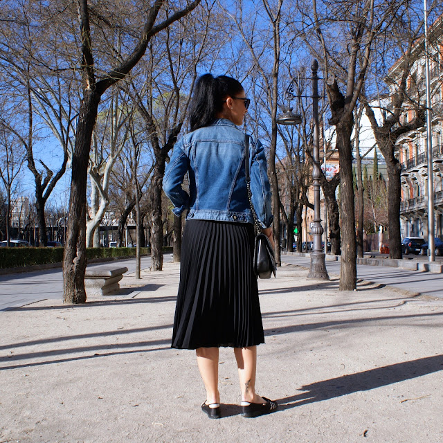 LOOK tendencia moda falda plisada y cazadora vaquera