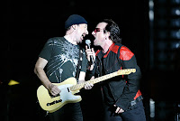 Bono e The Edge cantando num show do U2