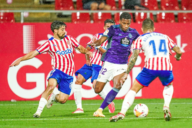 Gonzalo Plata intenta eludir el acoso de Jairo y Aleix García. GIRONA F. C. 1 REAL VALLADOLID C. F. 0. 18/09/2021. Campeonato de Liga de 2ª División, jornada 6. Girona, estadio Municipal de Montilivi. GOLES: 1-0: 60’, Stuani, de penalti.