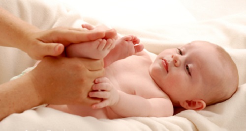 Hướng dẫn massage cho trẻ sơ sinh 