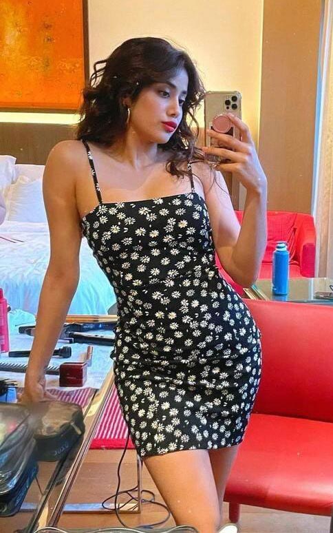 janhvi kapoor hot selfie curvy indian actress