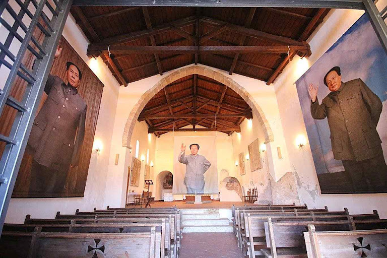 Murais do grande perseguidor da Igreja Mao Tsé tung na capela de São Tomás de Aquino, na cidade natal do santo