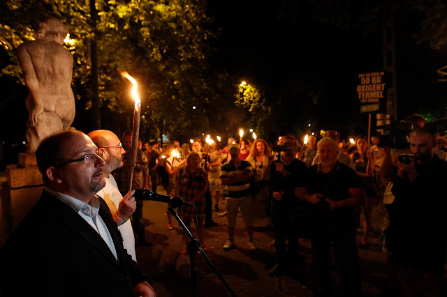 Csárdi Antal, az LMP fővárosi közgyűlési képviselője (b) beszédet mond pártja demonstrációján a Városligetben 2016. július 20-án. A demonstrációt a ligetvédők mellett és a Városliget megvédéséért hirdették meg. Délelőtt határozatképtelenség miatt berekesztették az Országgyűlés rendkívüli ülését, amelyen a városligeti beruházást lehetővé tevő Liget-törvény megsemmisítéséről szóló javaslat került volna napirendre.