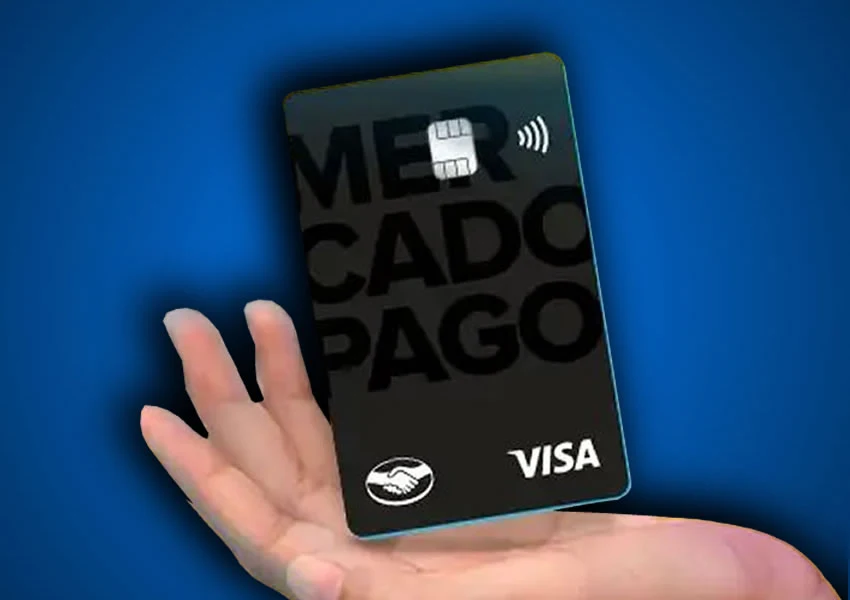 A imagem de fundo azul mostra uma mão com um cartão de crédito Mercado pago sobre ela.