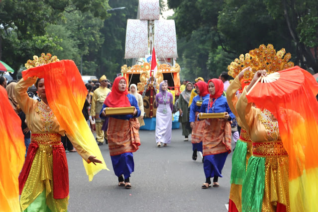 Melintas di Kota Solo, Kendaraan Hias Dekranasda Bintan Turut Meriahkan Parade Defile HKG PKK ke-52