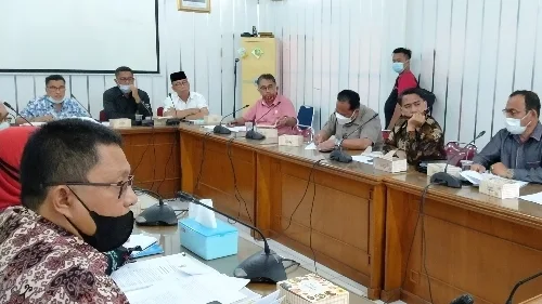 Bahas Pakaian Seragan Siswa, Hearing DPRD Kota Padang dengan Dinas Pendidikan Memanas.