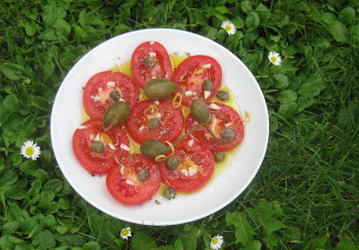 Tomate mit Kapern und Zitrone